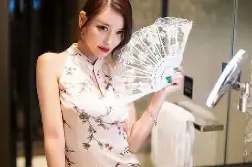 炸裂！司晓迪凌晨甩黑色吊带美照评论区从吃瓜到吐槽吵翻了天